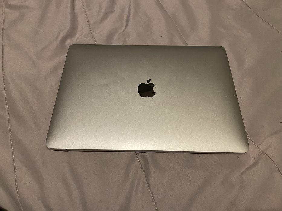 MacBook Air de 13,3 polegadas, com processador Intel Core i5, 8 GB de RAM e ecrã Retina de 2560 × 16