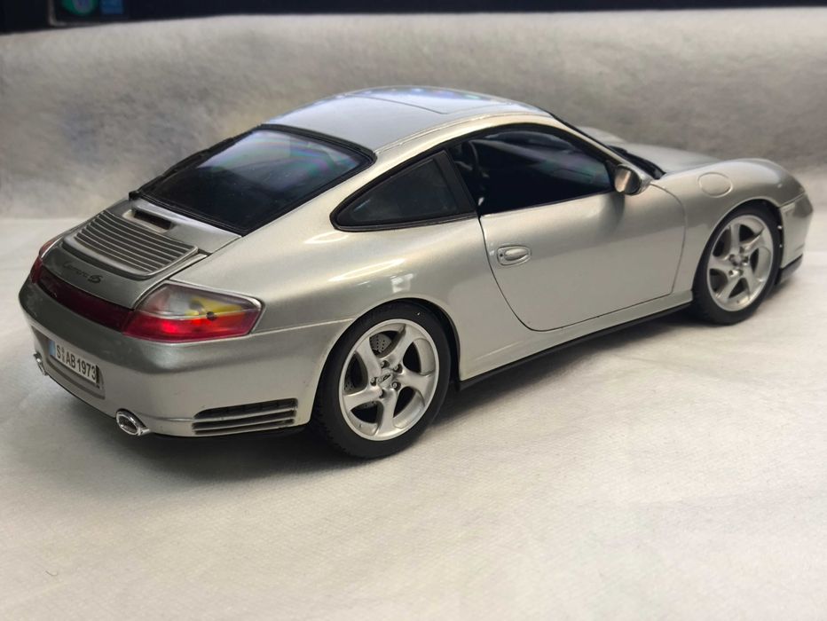 Модель Porsche 911 Carrera 4S 1/18 Maisto Thailand