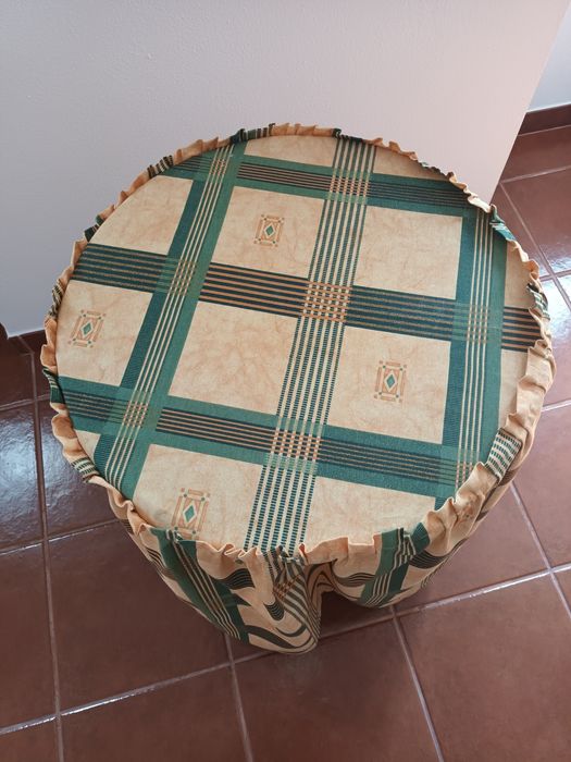 Camila de madeira pequena