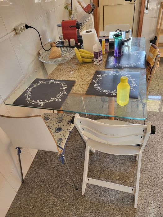 Mesa de cozinha em vidro + cadeiras