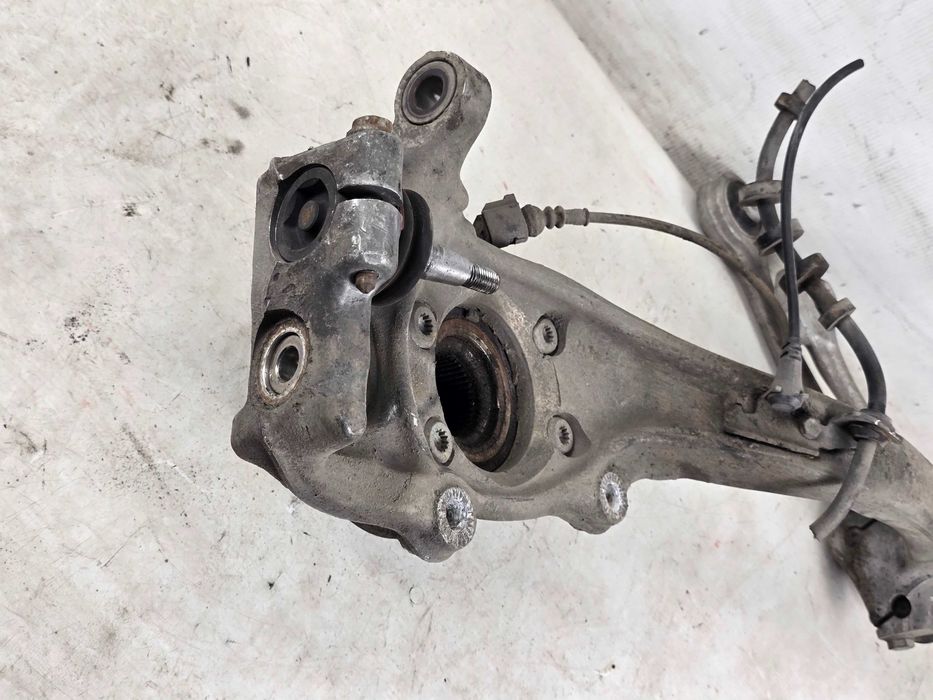AUDI A4 B8 A5 8T PRZED LIFT 07-11 Zwrotnica prawa przód przednia 8K0407258G