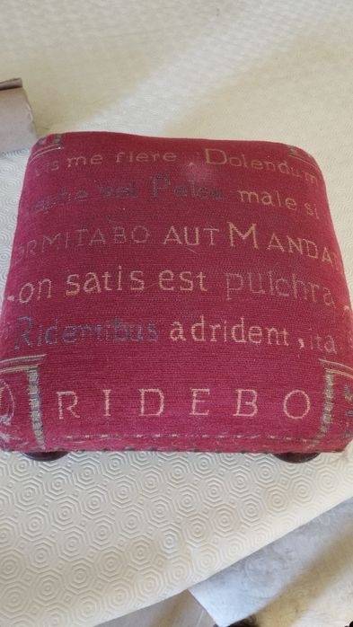 Banqueta pousa pés clássica, em madeira e tecido, muito antiga, em bom