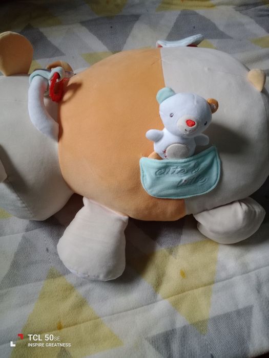 Peluche grande interativo tem várias atividades para estimular o bebê.
