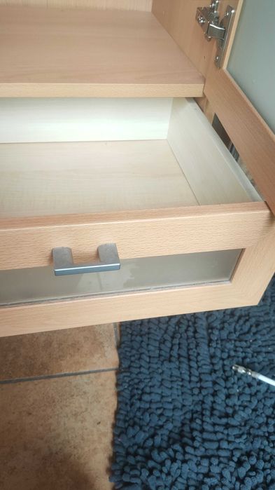 szafka stojaca z szyba matowa