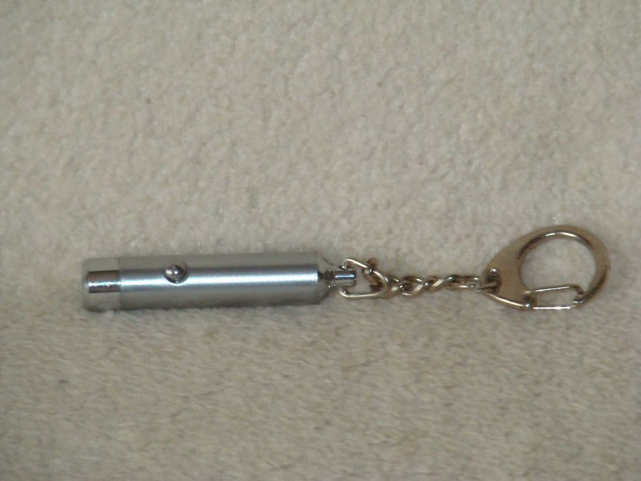 новый фонарик светодиодный мощный яркий свет идет в комплекте с батар