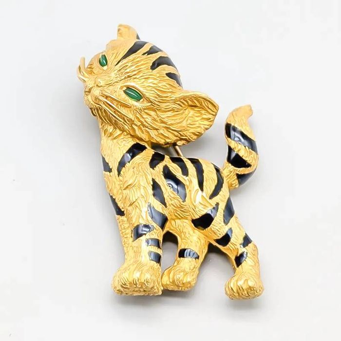 Broche em ouro com tigre; esmalte e pedras verdes; 18 quilates; 36.63