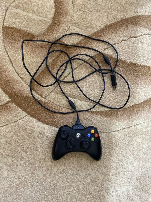 Xbox 360 E 250GB + 2 бездротові геймпади + 6 ігор + HDMI