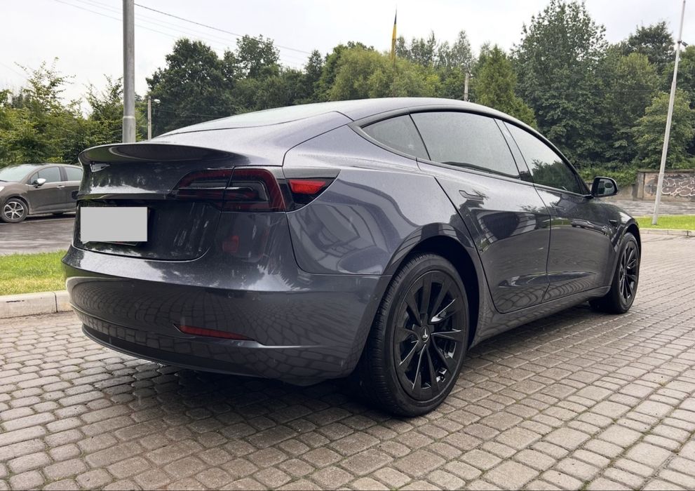 Оренда авто Tesla Model 3 під таксі