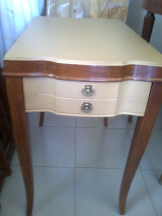 Mesa decorativa antiga