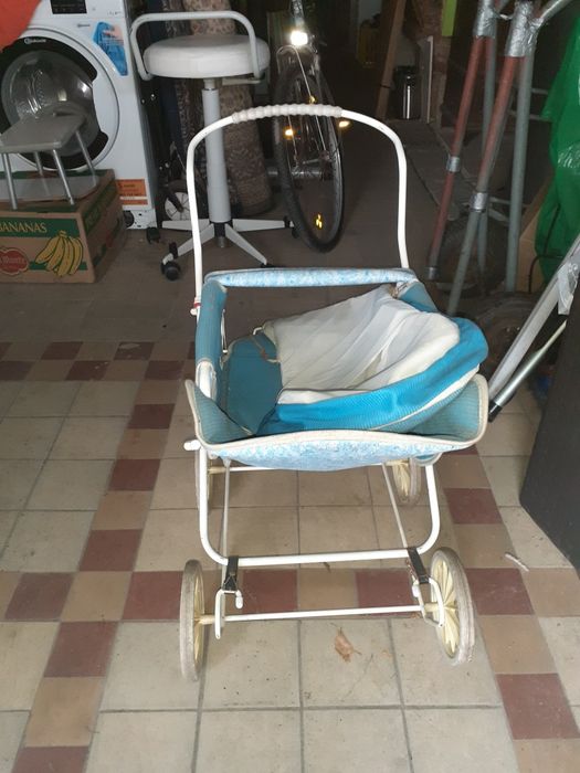 Stary wózek do zabawy dla dzieci