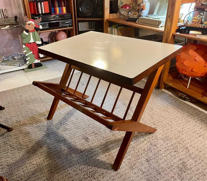 Mesa de apoio com revisteiro integrado, estilo Mid-Century Modern