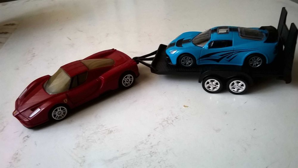 Enzo FERRARI model z przyczepą lawetą + pocket car