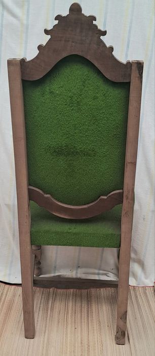 Cadeira antiga em madeira maciça
Nao tem terminais nas laterais como s