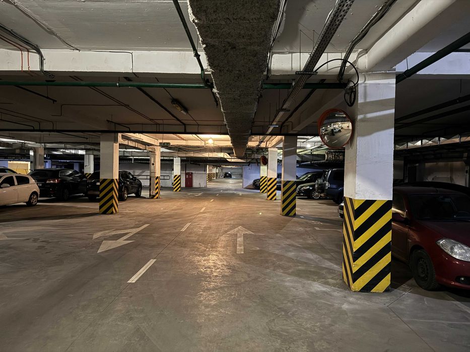 220V Подобово Помісячно Довгостроково підземний паркінг, поруч з метро