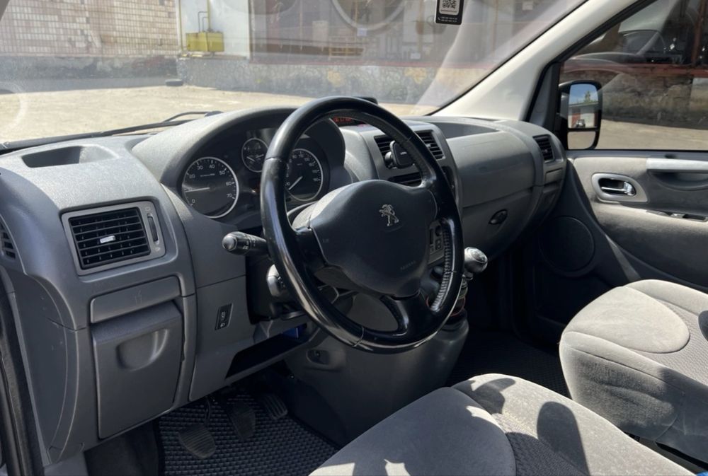 Продам сімейний , справний автомобіль