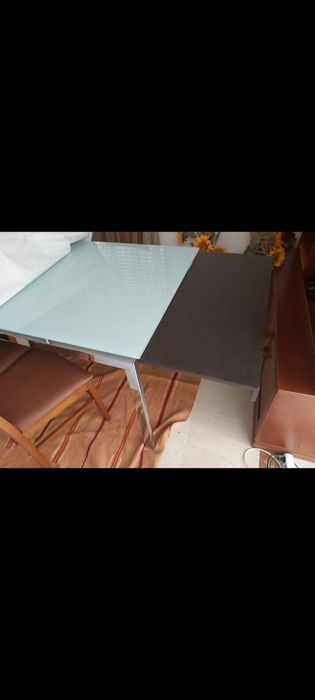 Mesa de vidro e madeira, com 2m , extensível.
