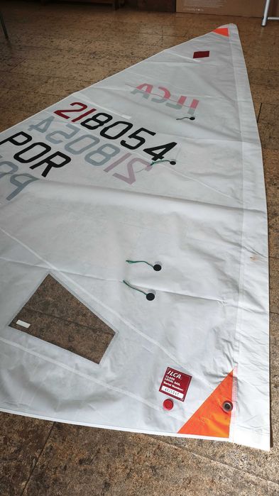 Vela ILCA4 (Laser4.7), com réguas, marca Hyde, em bom estado, com 2 campeonatos apenas