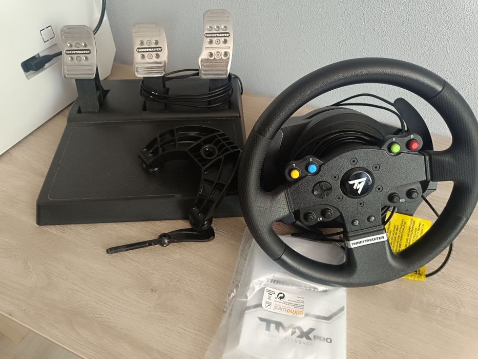 Это новый гоночный руль Thrustmaster для Xbox One и ПК: Thrustmaster TMX с обратной связью по усилию 900 °!