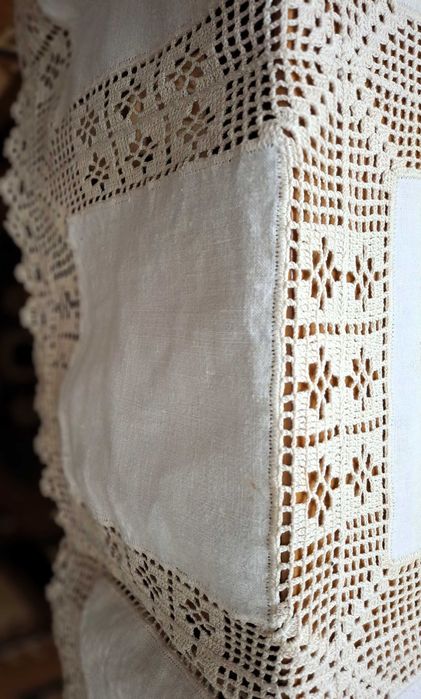 Toalha comprida beje com quadrados de linho