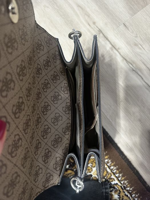 Mala Guess como Nova