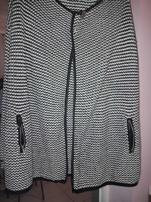 Casaco sem botões preto e branco em malha/linha