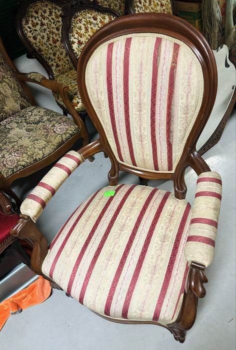 Stary duży fotel drewniany do renowacji tapicerka tron retro vintage