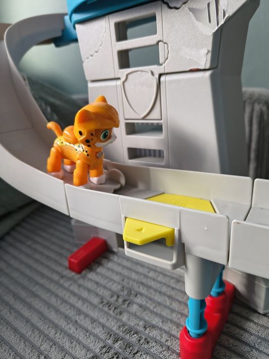 Baza kotki kocia załoga cat pack wieża obserwacyjna