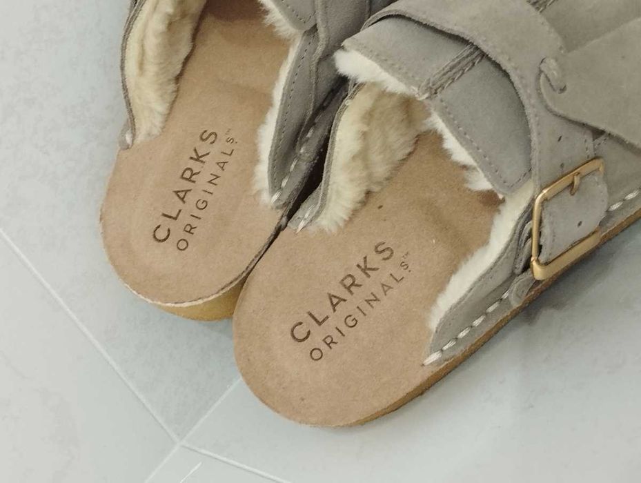 Beżowe zamszowe klapki Clarks Originals Trek Mule rozmiar 45