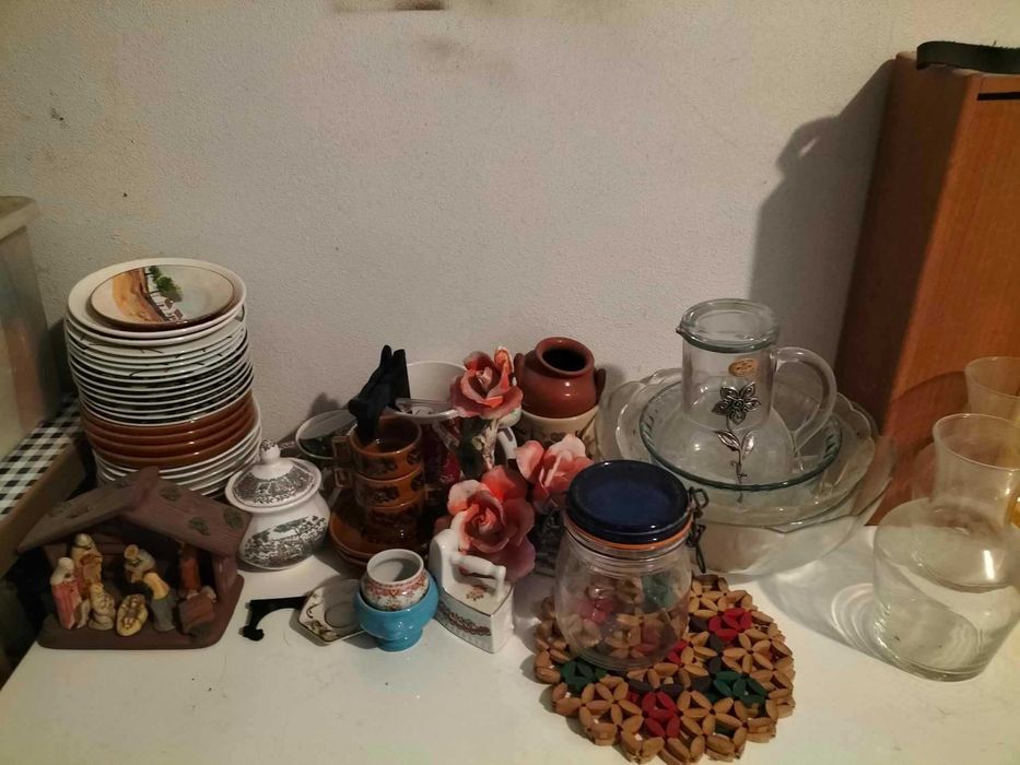 Conjunto diversificado de louças e vidros