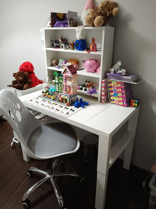 Biurko z nadstawką i krzesłem