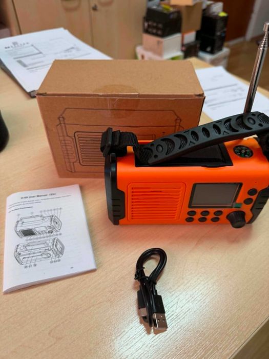 Przenośne radio awaryjne z latarką, panelem solarnym i korbką