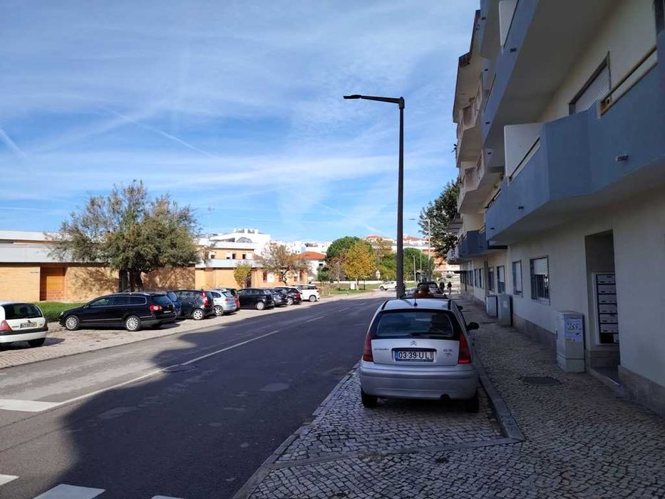 Espaço comercial em gaveto com 3 montras