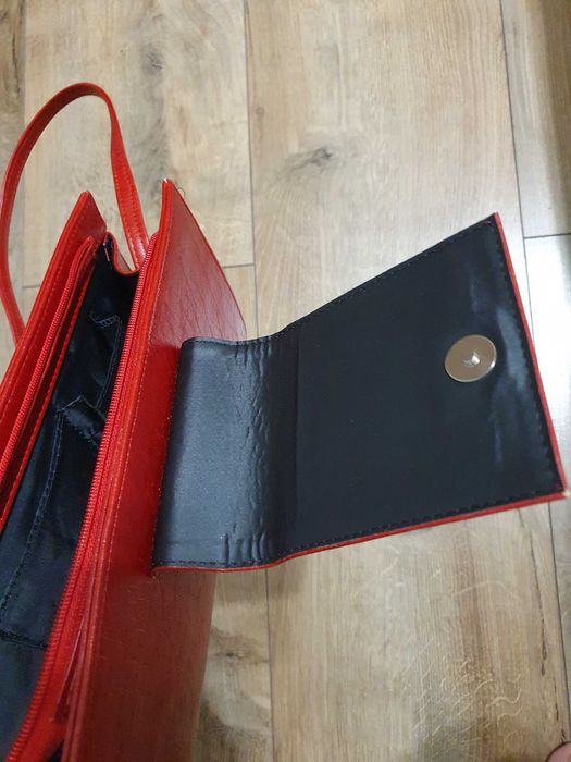 Czerwona kopertówka na wesele, imprezę