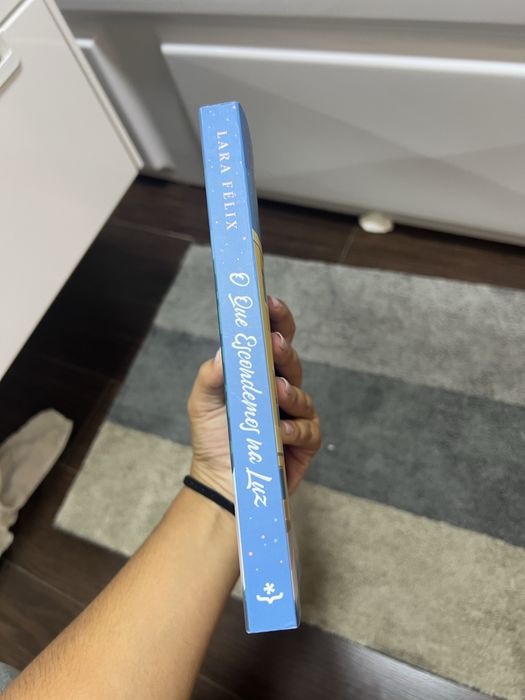 Livro “ O que escondemos na luz”