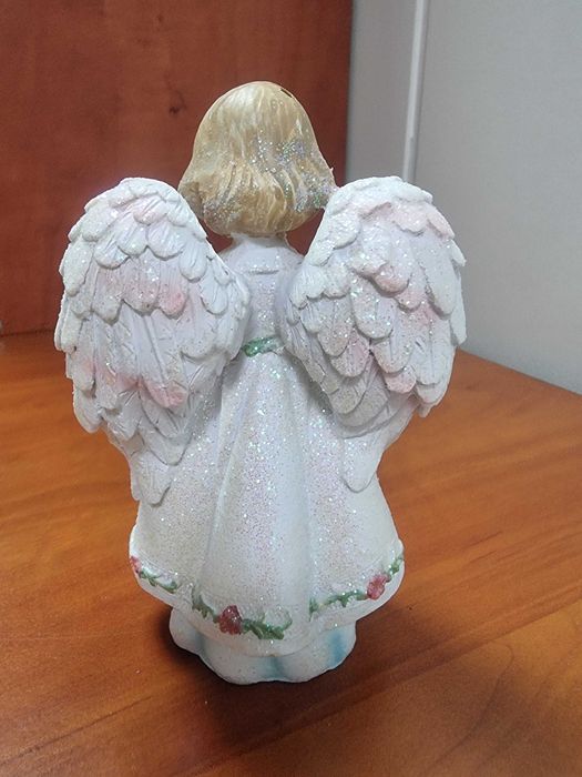 Figurki aniołki aniołek biały białe anioły stojące na szczęście