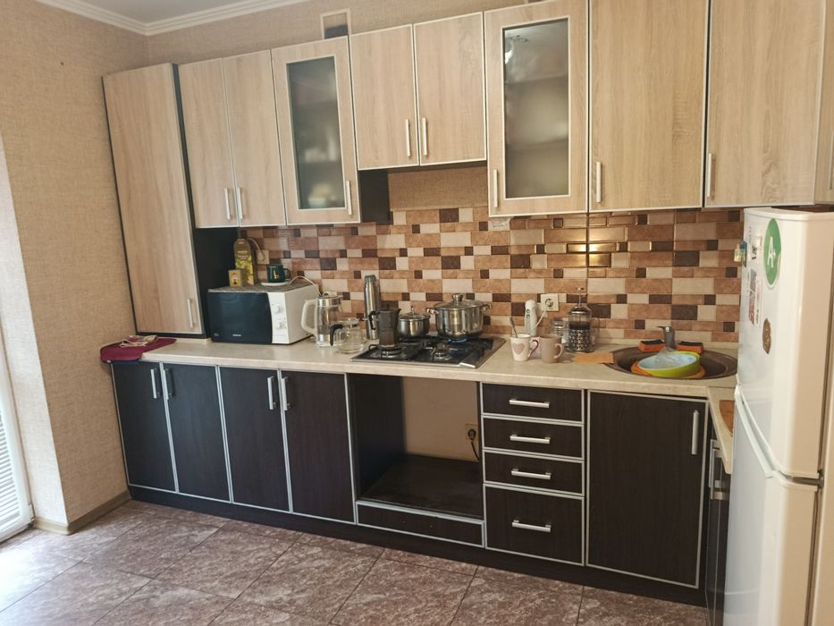 велика 2 кімн новобудова  70 м, газове опалення.