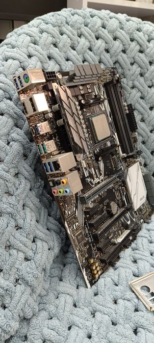 Продам комплект Ryzen 7 2700x+Asus prime  x370 pro