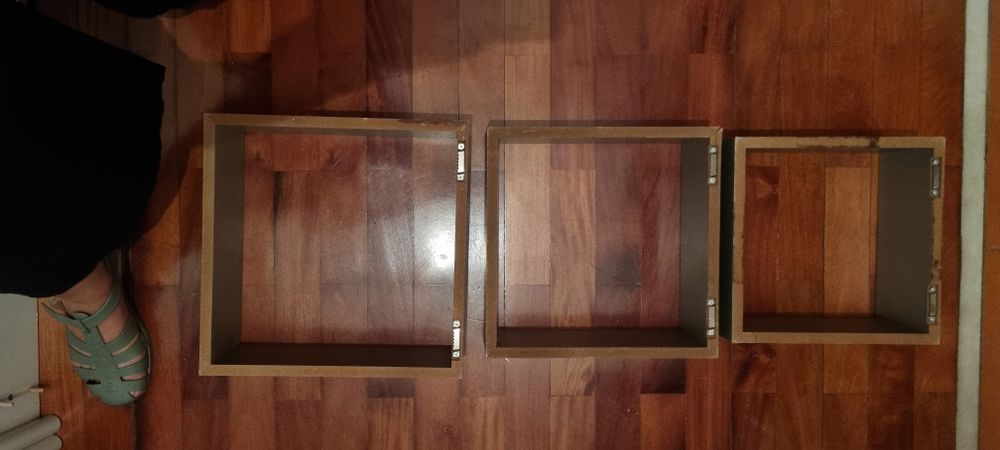 Prateleiras quadradas cinzentas