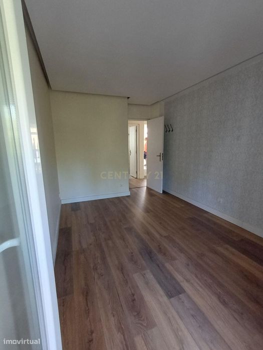 Apartamento T4 remodelado e com varandas frente ao Spacio Shopping dos
