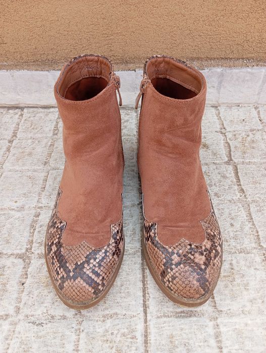 Botas rasas castanhas com padrão