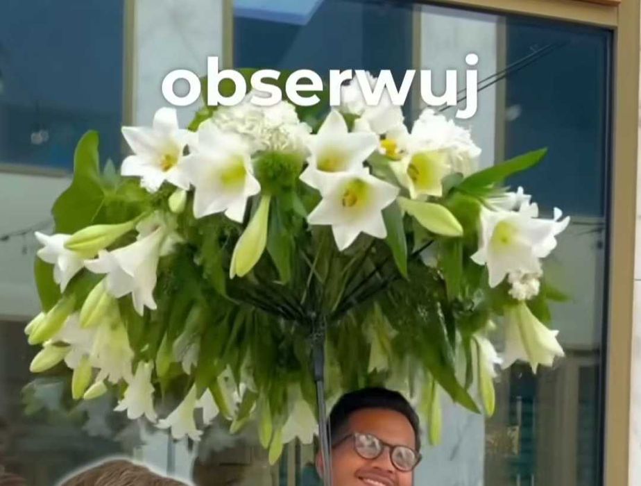 Parasol z żywych kwiatów.