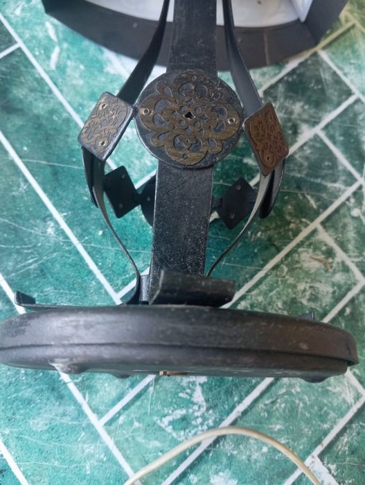 metalowa lampa stołowa „Teremok”