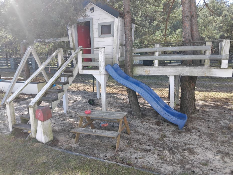 Domek dla dzieci zjeżdżalnia huśtawki