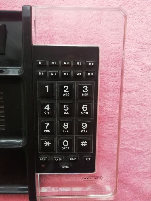 Telefon stacjonarny.