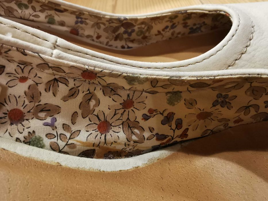 Kremowe buty na szerokim obcasie Clara Barson r. 38
