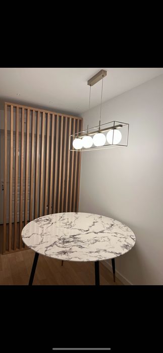 Mesa de vidro efeito mármore (4/6 lugares)