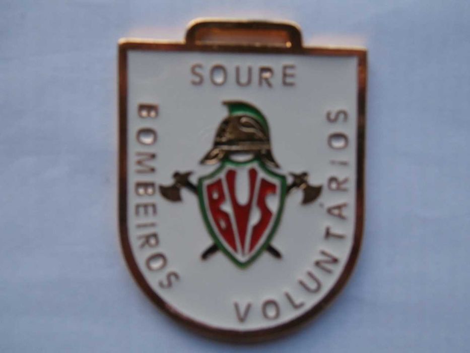 Vários  crachás de bombeiros