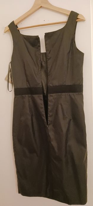 Vestido casual,preto,36-38 com fecho atras.Vestido e muito elegante