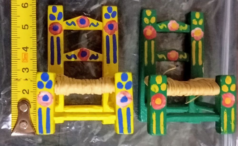 Duas cadeiras miniatura.