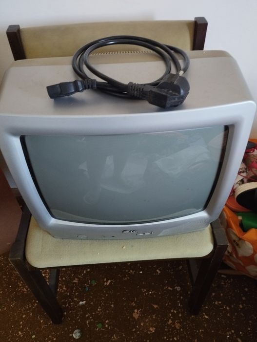 Televisão antiga a funcionar com TDT